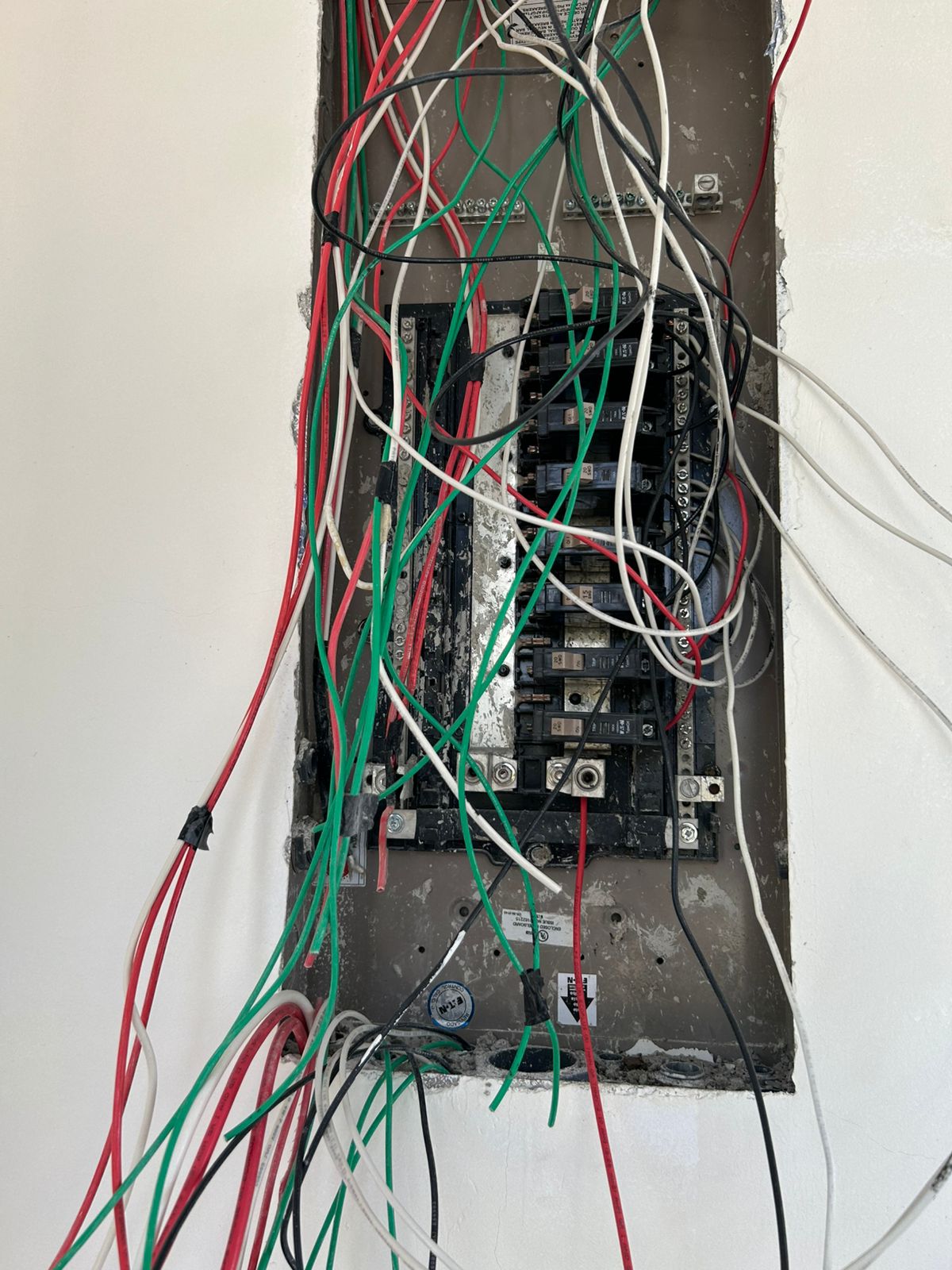 Panel eléctrico desordenado