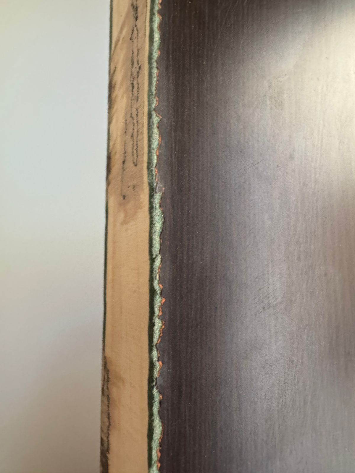 Borde de laminado dañado
