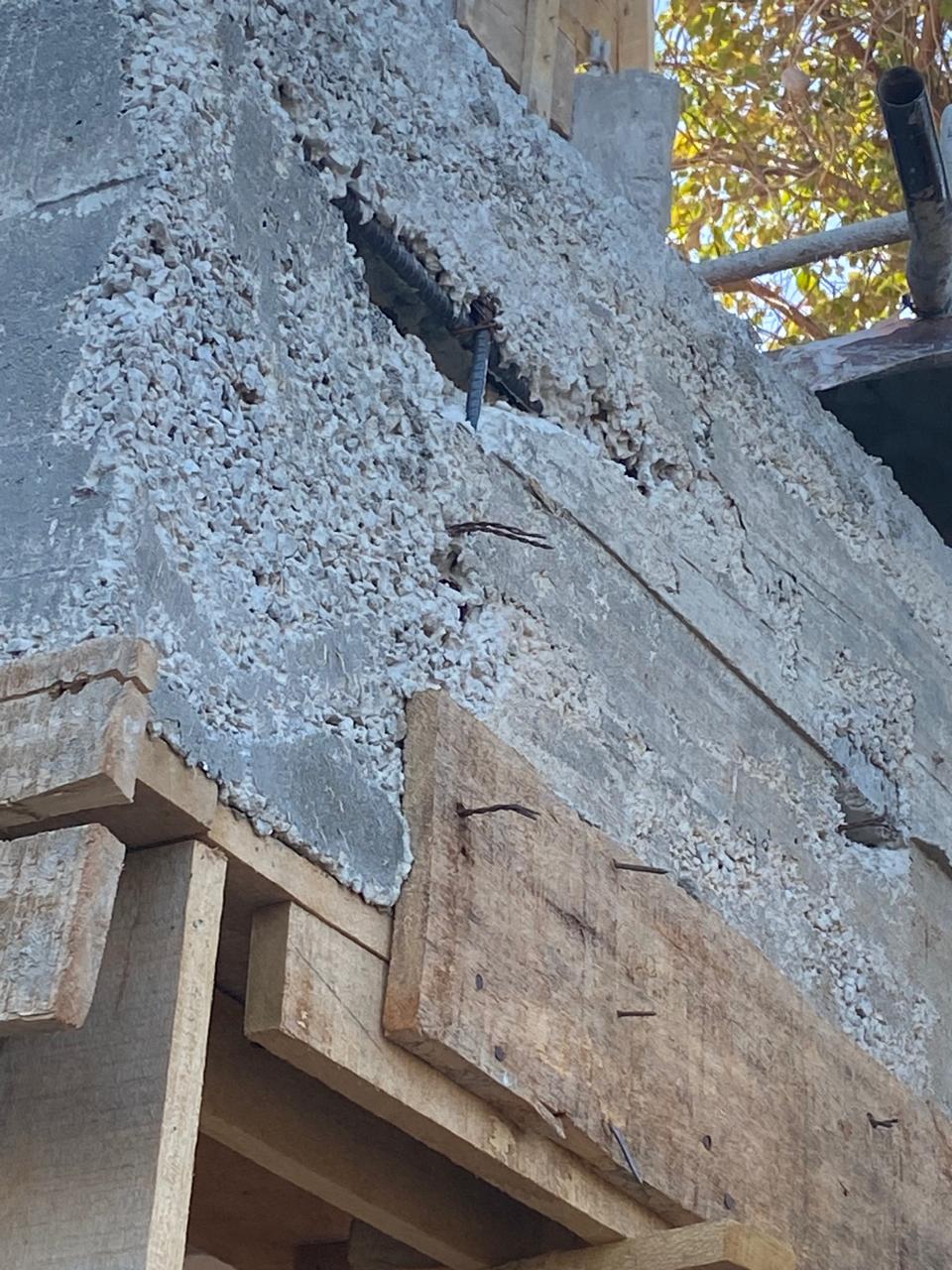 Varilla expuesta en pared mal repellada