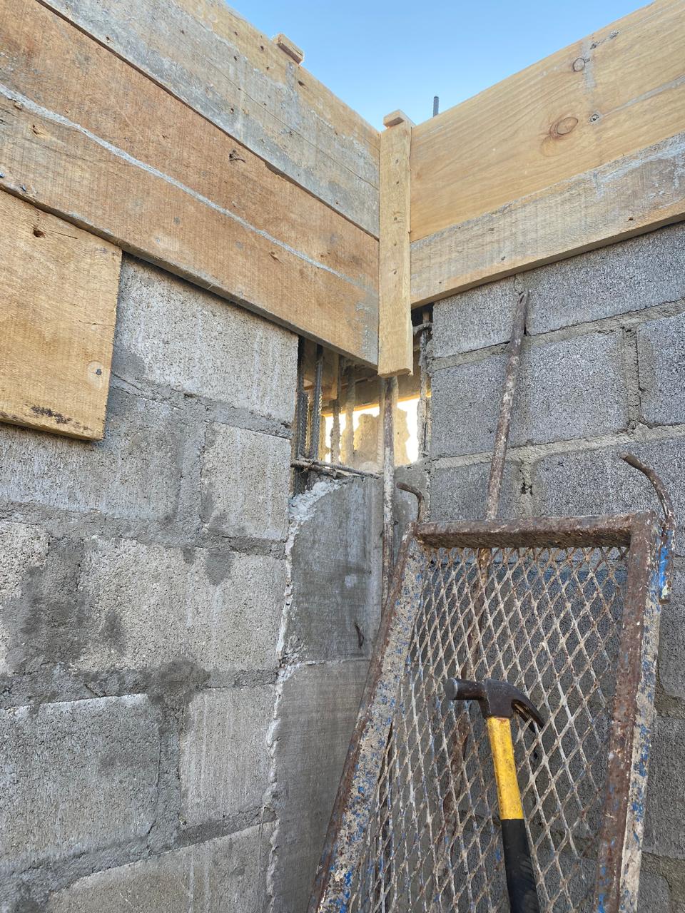 Pared rota para colocar tubería olvidada